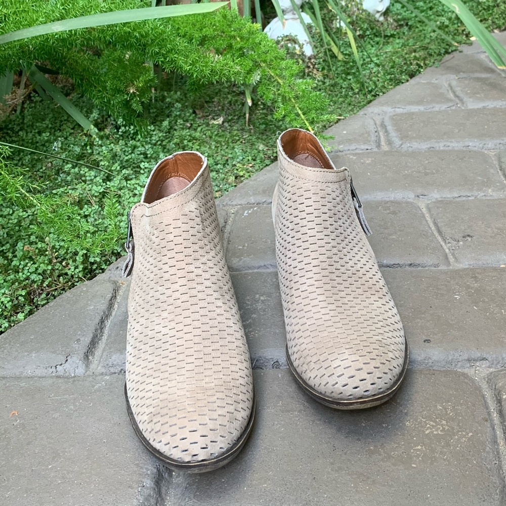 🌺Lucky Brand Beige Perforated Ankle Boots - Picture 4 of 6